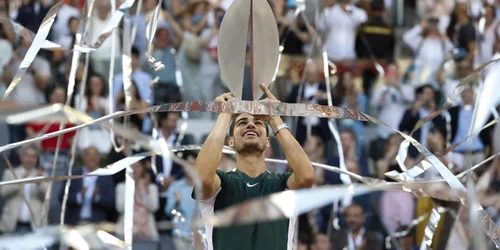 carlos alcaraz castiga trofeul la madrid 8 mai 2022 foto epa efe