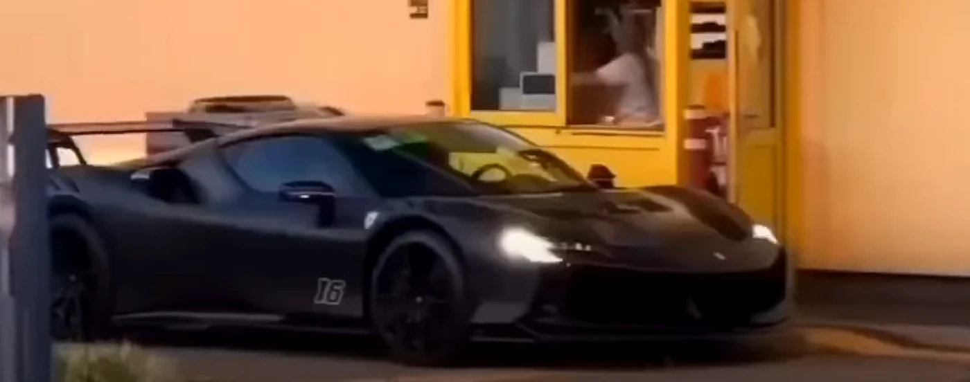 Pilotul F1 s-a dus la McDrive cu maşina Ferrari. FOTO: captură video