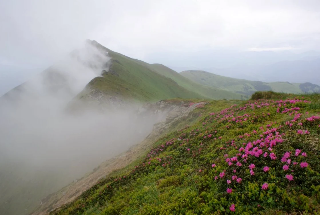 Cerul sărută muntele FOTO: Claudiu Iuşan