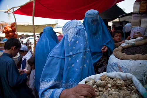 Femeile vor fi obligate să poarte din nou burqa, un voal negru care le acoperă din cap până-n picioare. Nici fața și nici ochii nu li se vădSursa foto: Wikipedia