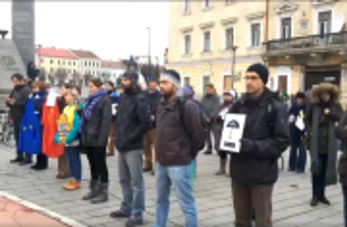 Câteva zeci de clujeni au protesta în faţa sediului PSD de pe Bulevardul Eroilor.