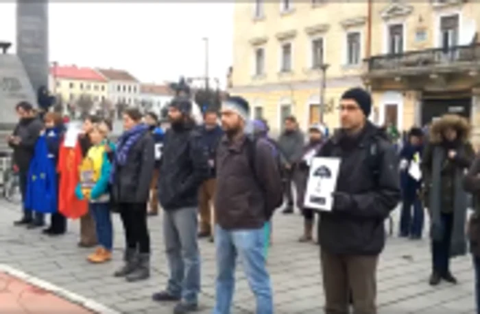 Câteva zeci de clujeni au protesta în faţa sediului PSD de pe Bulevardul Eroilor.