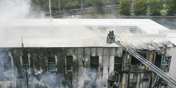 Un avion privat s-a prăbuşit peste o clădire din Milano. Foto EPA-EFE