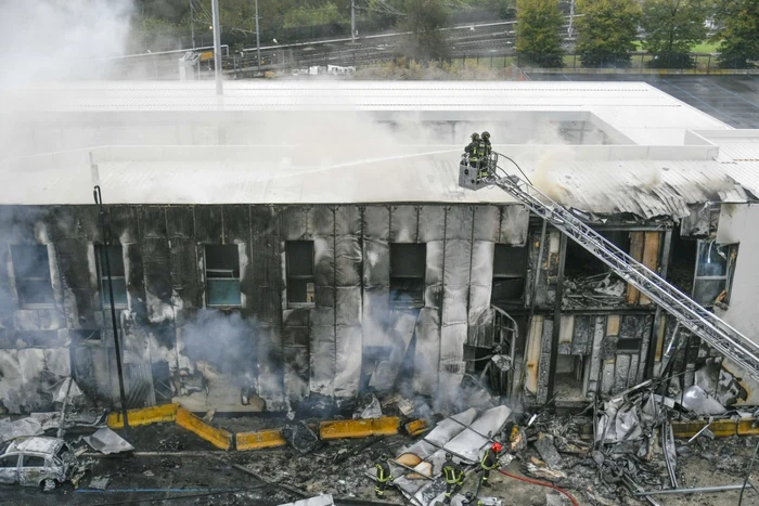 Un avion privat s-a prăbuşit peste o clădire din Milano. Foto EPA-EFE