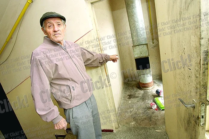 Nicolae Dumitrescu ne-a arătat unde a aruncat Daniela bebeluşul (Foto: Dorin Costanda)