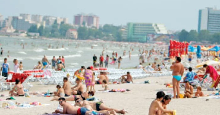 Constanţa:Turiştii care fac plajă pe cearşaf sunt trimişi „la colţ“