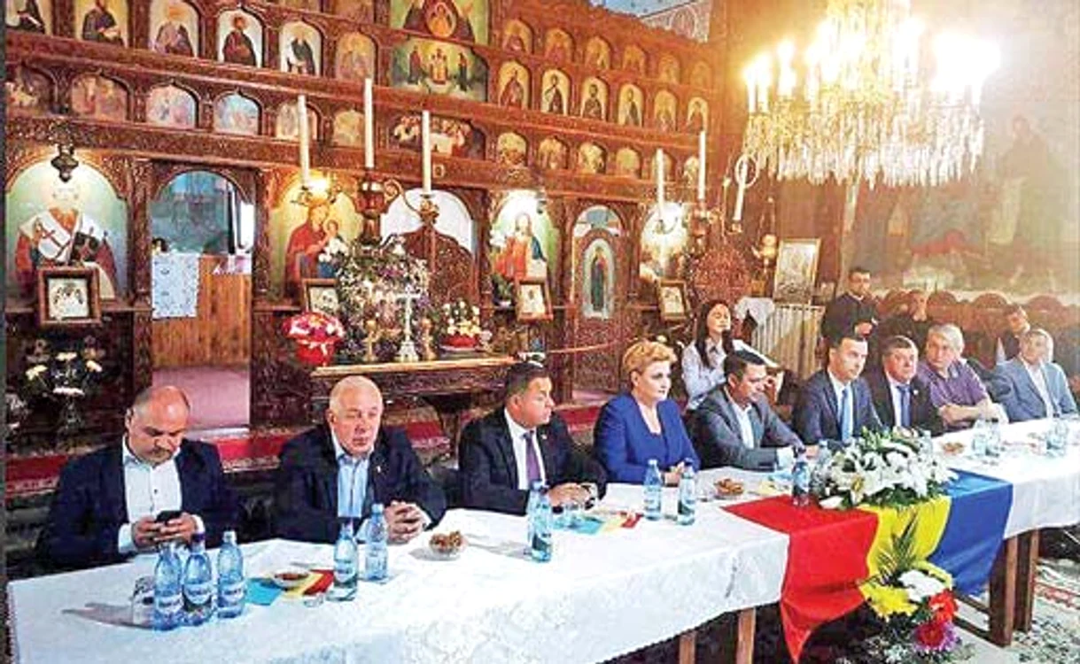 Politicienii au vorbit de la „prezidiul” instalat în fața altarului