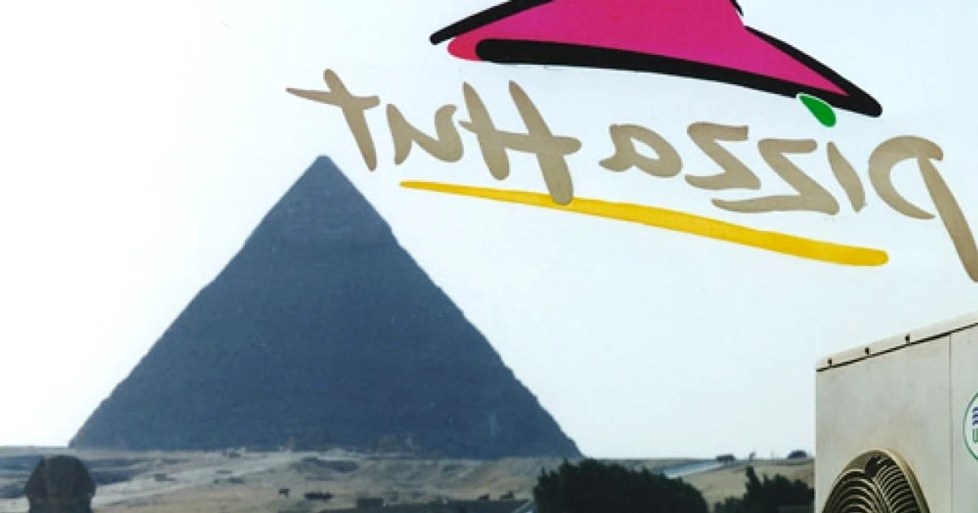 Piramidele de pe platoul Giza, în Egipt, pot fi fotografiate de la ferestrele restaurantului Pizza Hut din apropiere. FOTO healthytravelblog.com