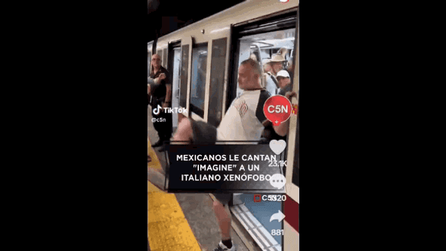 Un italian furios blochează accesul în metroul din Roma unui grup de turiști mexicani. Gestul acestora l-a impresionat și pe polițist