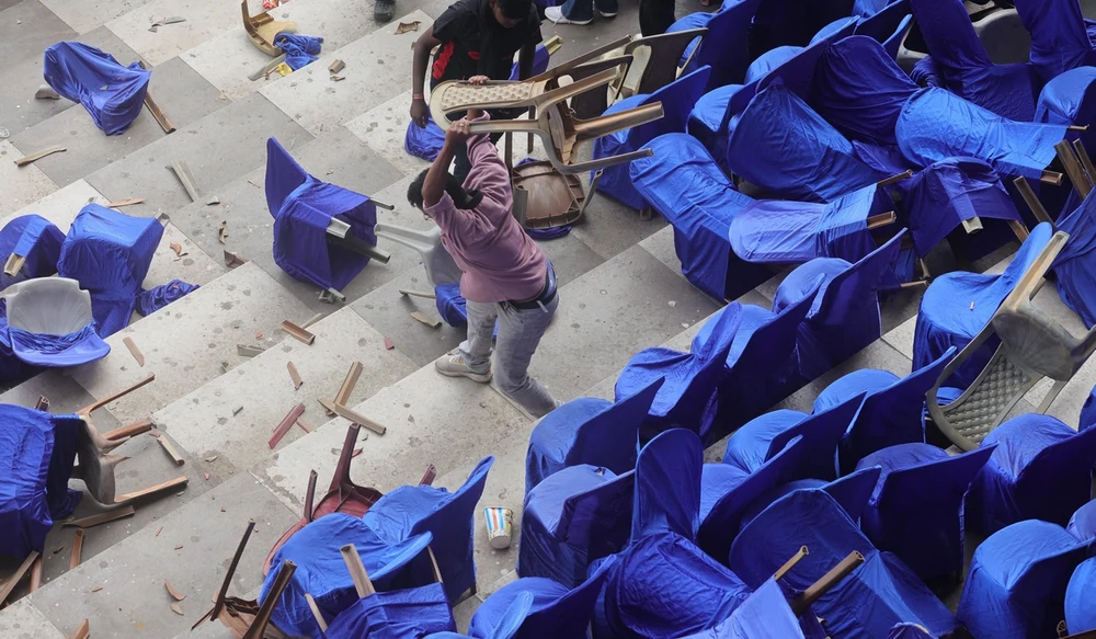 Scene terifiante la evenimentul organizat în onoarea lui Messi. Furioși că nu l-au putut vedea pe star, fanii au rupt scaunele și au vandalizat zona. Au fost bătuți măr de autorități