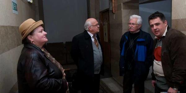 Reprezentanţii conducerii şi sindicaliştii au discutat cu prefectul problemele policlinicii Foto: Alex Policală