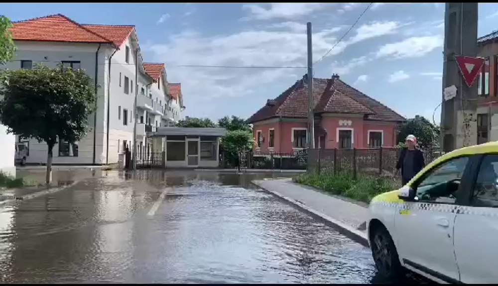 Zeci de gospodării din județul Gorj au fost inundate. Străzi din Târgu Jiu, pline de apă după revărsarea unui lac VIDEO