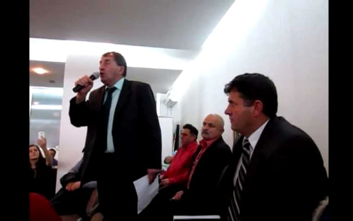 Primarii care au migrat la PSD nu au primit bani pentru drumuri. Foto arhiva Adevarul