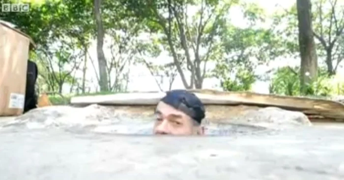 Miguel Restrepo trăieşte împreună cu soţia şi cu câinele într-un canal