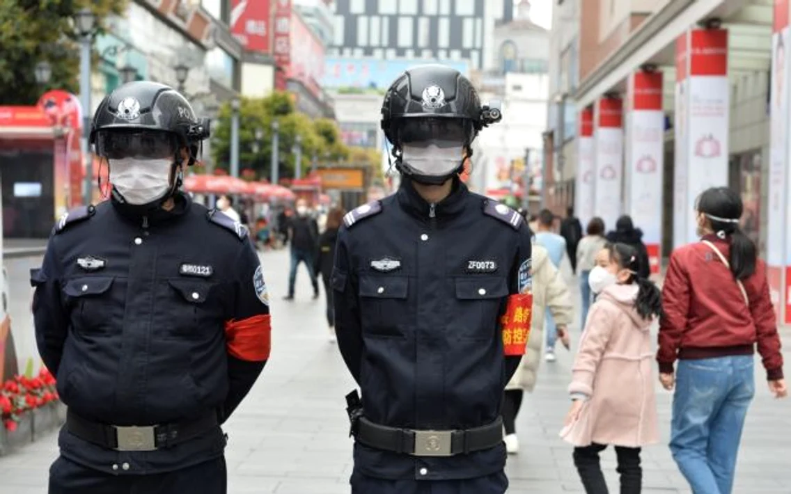 Poliţiştii din China dotaţi cu căşti care pot măsura temperatura corporală a trecătorilor FOTO Mediafax / Hepta / Zuma Press