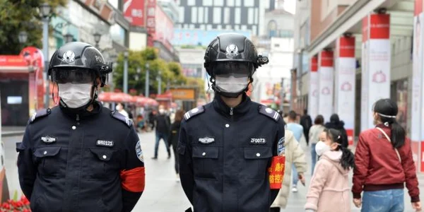 Poliţiştii din China dotaţi cu căşti care pot măsura temperatura corporală a trecătorilor FOTO Mediafax / Hepta / Zuma Press