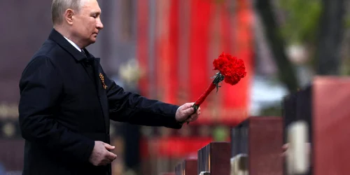 Vladimir Putin la Monumentul Soldatului Necunoscut din apropiere de Kremlin FOTO EPA-EFE