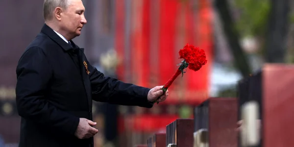 Vladimir Putin la Monumentul Soldatului Necunoscut din apropiere de Kremlin FOTO EPA-EFE