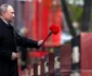 Vladimir Putin la Monumentul Soldatului Necunoscut din apropiere de Kremlin FOTO EPA-EFE