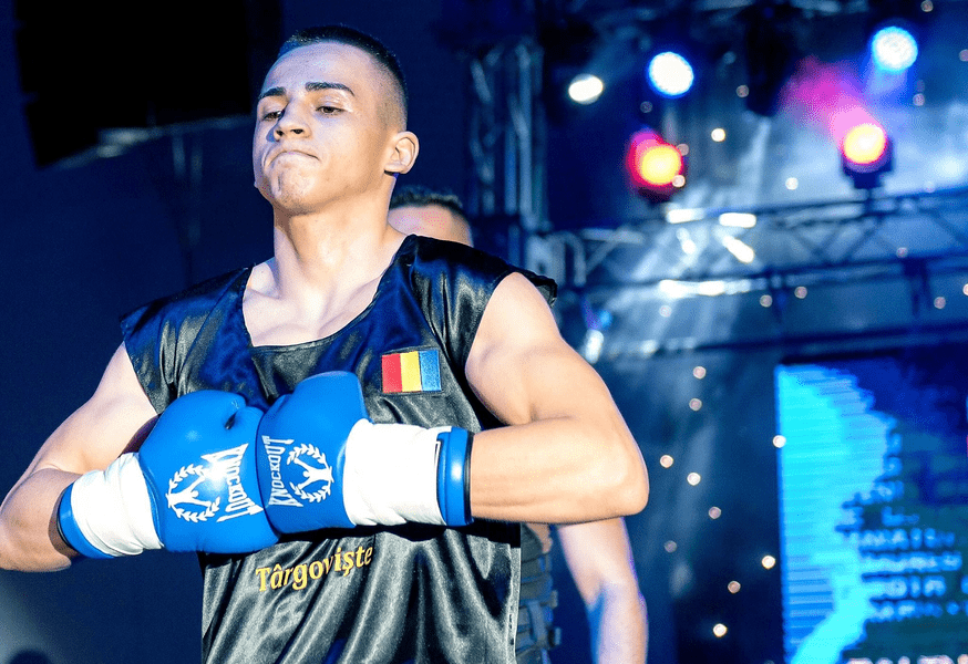Român în lupta pentru centura mondială la kickboxing. Ce palmares de temut are Călin Petrișor