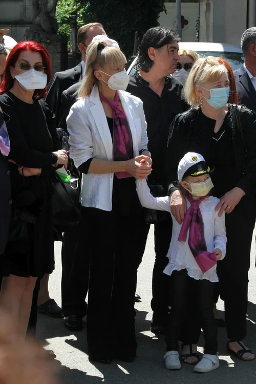 
    Pe eșarfele colorate era imprimat chipul lui Ion Dichiseanufoto: BLITZ / CLICK!  