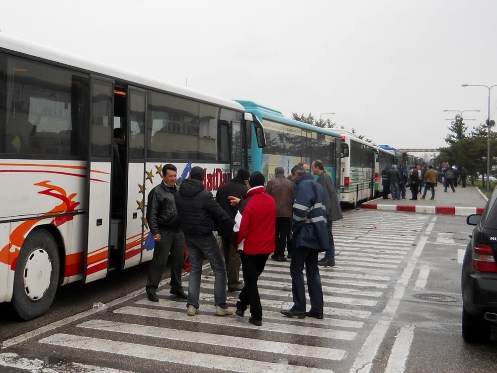 Angajaţii de la Arpechim cu câteva minute înainte de a pleca la proteste în Bucureşti                                    Foto Laurentiu Ionescu