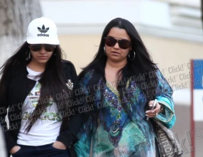 Carmen şi mama sa (FOTO MIHAI IONESCU)