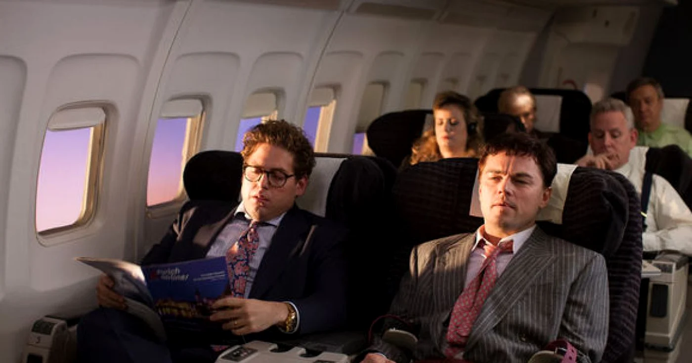 Actorii Jonah Hill şi Leonardo DiCaprio, într-una din scenele din comedia „Lupul de pe Wall Street“