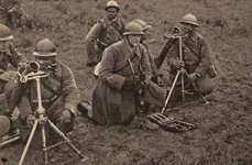Pușcași senegalezi antrenându-se cu aruncătoare de mine de 81 mm în Alsacia, la sfârșitul anului 1939 ( © Wikimedia Commons)