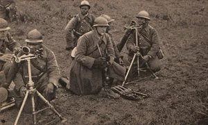 Pușcași senegalezi antrenându-se cu aruncătoare de mine de 81 mm în Alsacia, la sfârșitul anului 1939 ( © Wikimedia Commons)