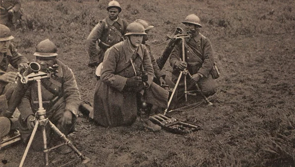 Pușcași senegalezi antrenându-se cu aruncătoare de mine de 81 mm în Alsacia, la sfârșitul anului 1939 ( © Wikimedia Commons)