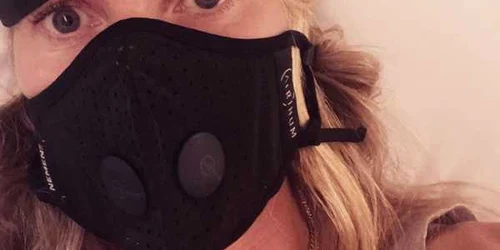 gwyneth paltrow s-a pozat cu o masca pe fata in contextul epidemiei de coronavirus foto instagram