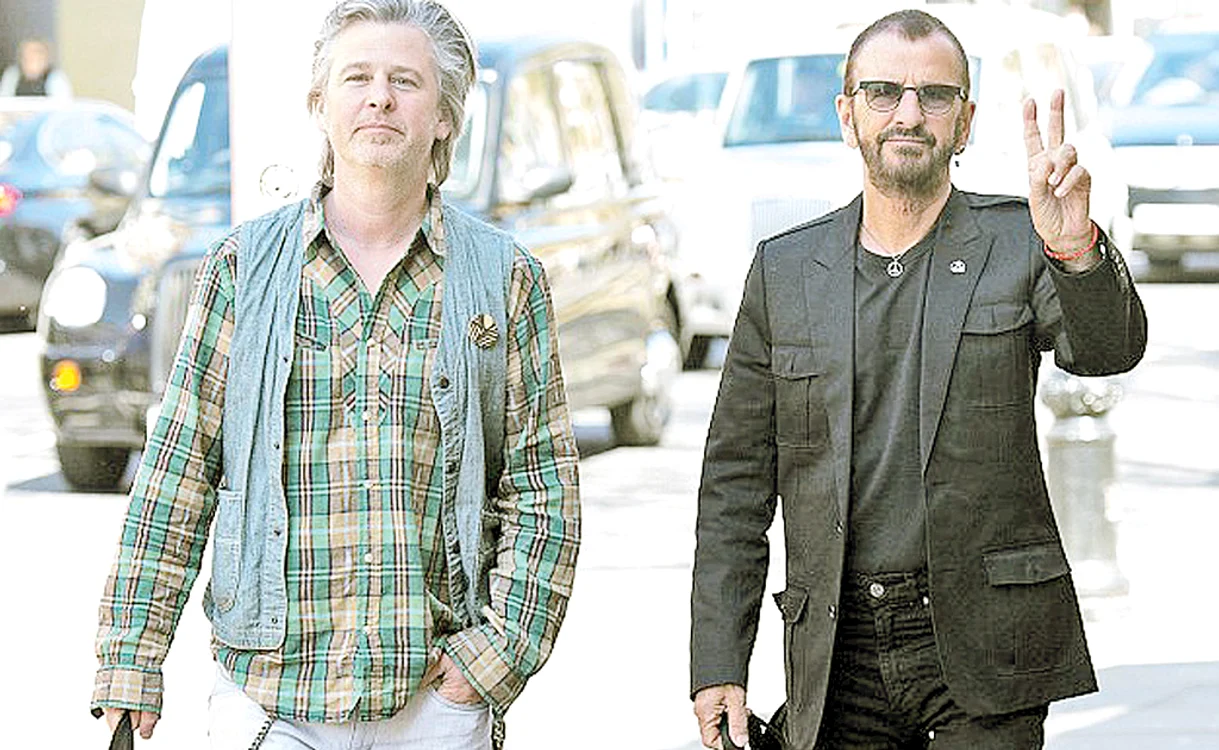 Ringo (dreapta) e îmbrăcat tinereşte, fiul poartă haine bătrânicioase