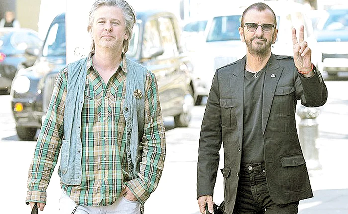 
    Ringo (dreapta) e îmbrăcat  tinereşte, fiul poartă  haine bătrânicioase  