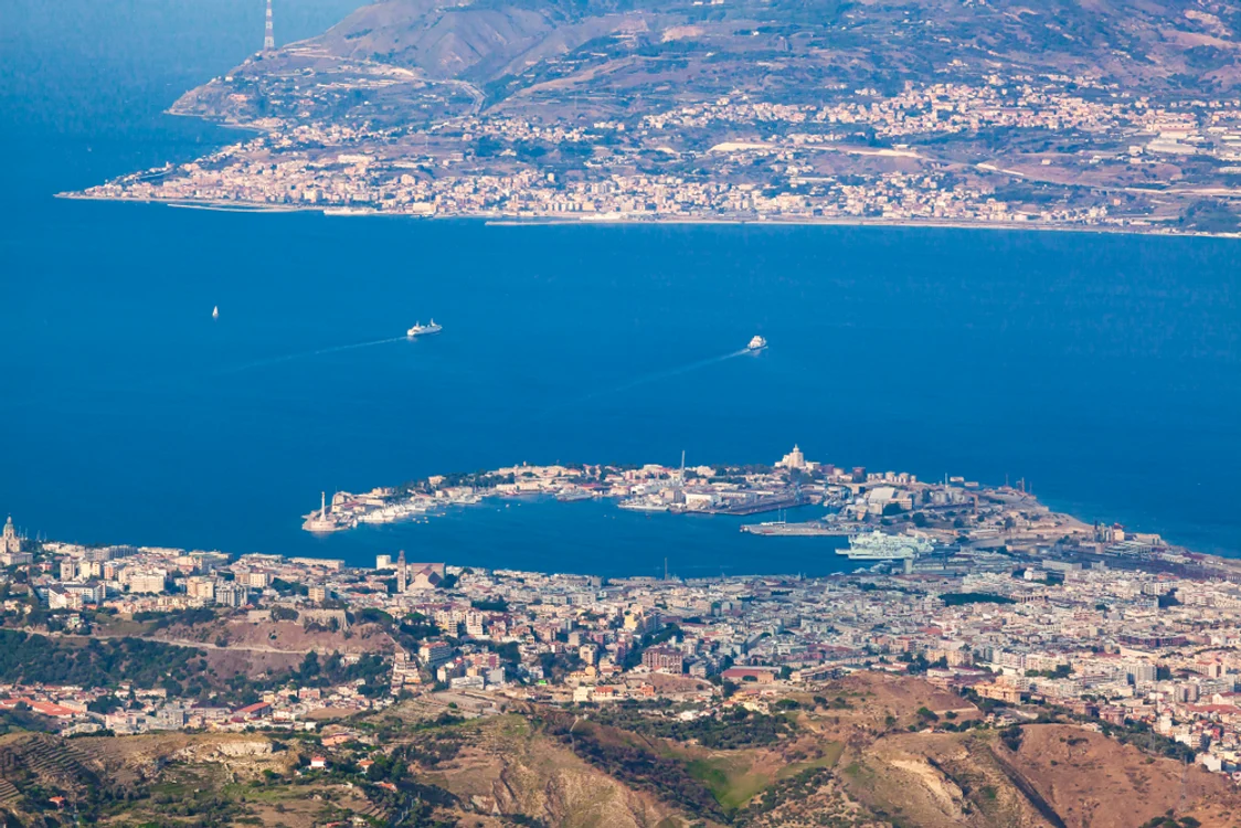 Vedere panoramică a strâmtorii Messina. Foto: Shutterstock