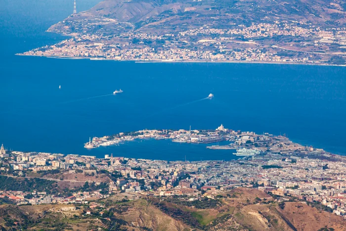 Vedere panoramică a strâmtorii Messina. Foto: Shutterstock
