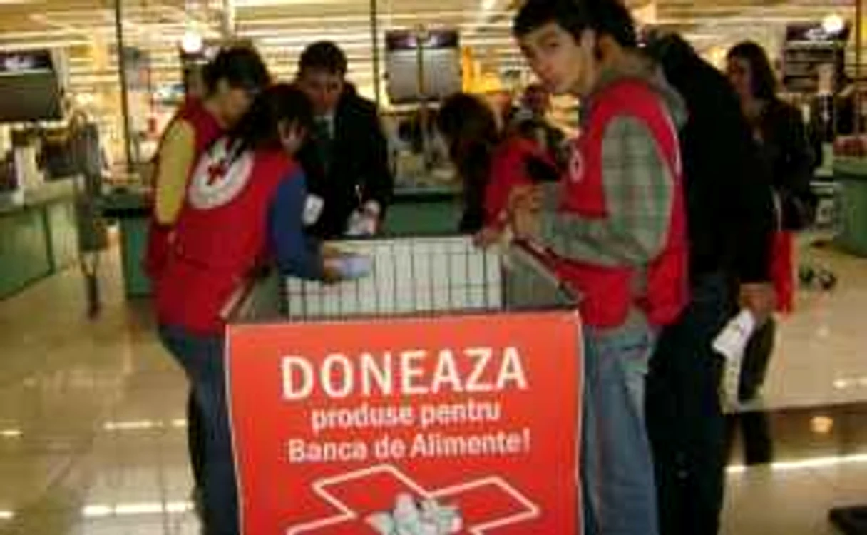 Crucea Roşie Mehedinţi strânge alimente pentru oamenii nevoiaşi 