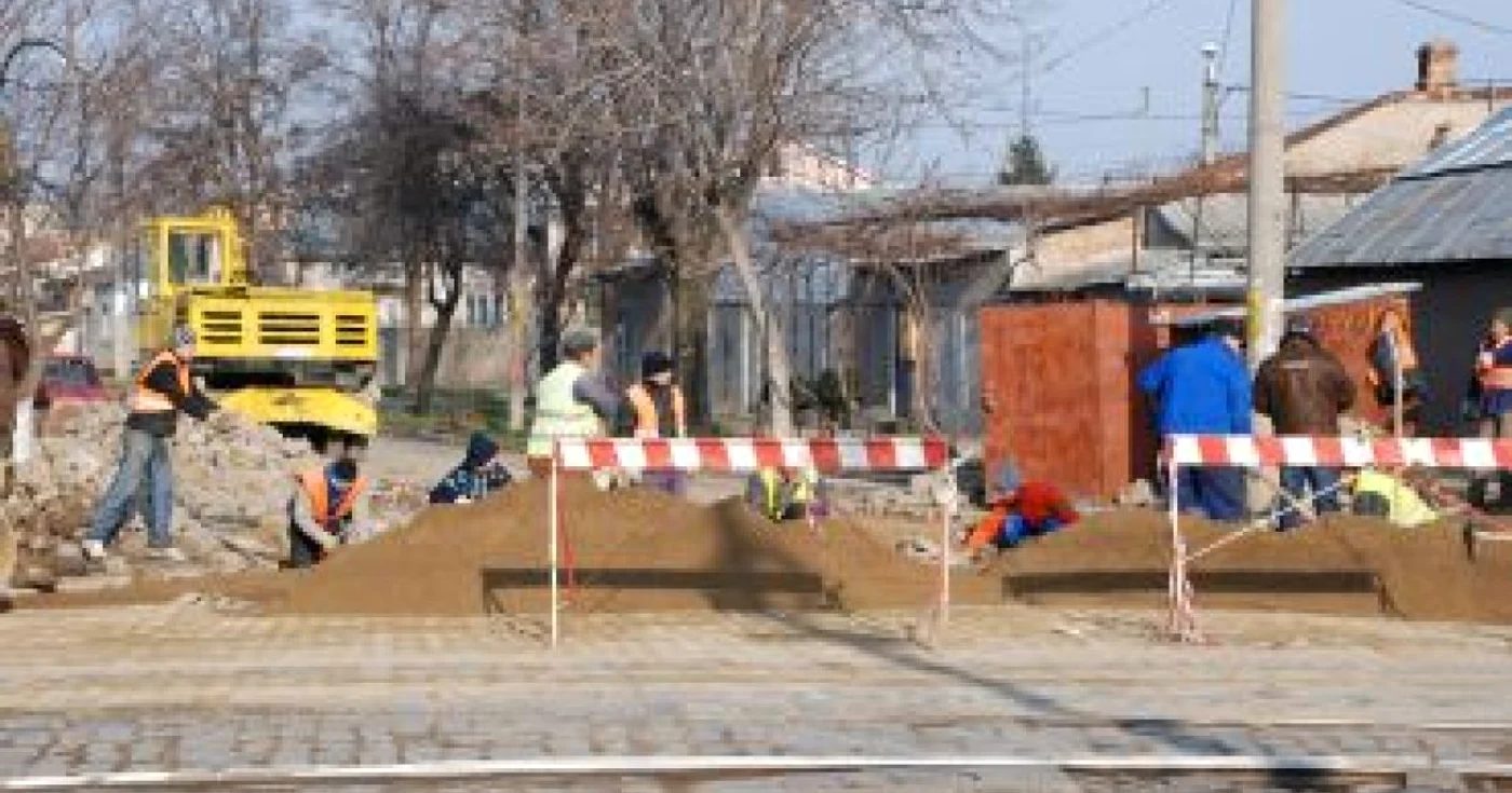 Se lucrează de zor la pavaj, foto Ciprian Dragomir