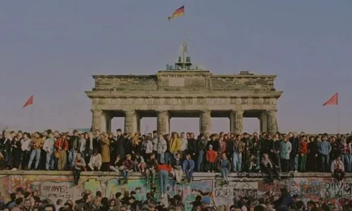 LIVE Dezbatere „Historia”: Cum a căzut Zidul Berlinului şi cum a ajuns o bucată la Bucureşti / VIDEO jpeg