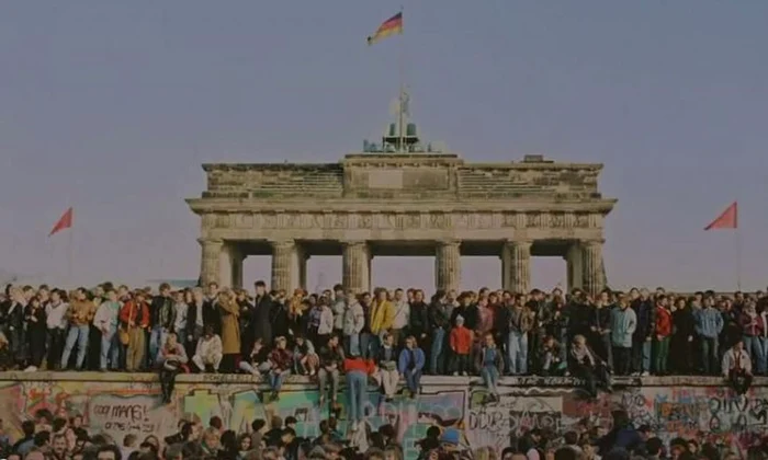 LIVE Dezbatere „Historia”: Cum a căzut Zidul Berlinului şi cum a ajuns o bucată la Bucureşti / VIDEO jpeg