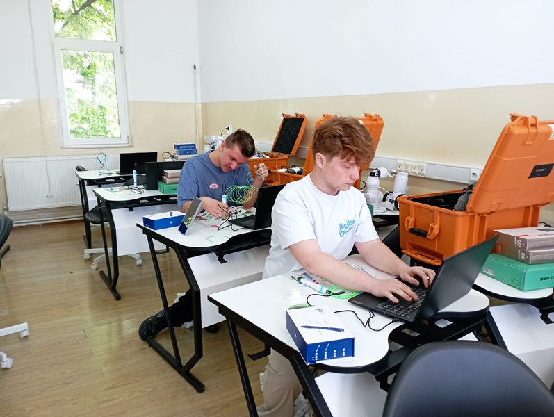 Copiii cu minți sclipitoare de la capătul României. Trăiesc într-un orășel de frontieră și sunt un fenomen în lumea Inteligenței Artificiale