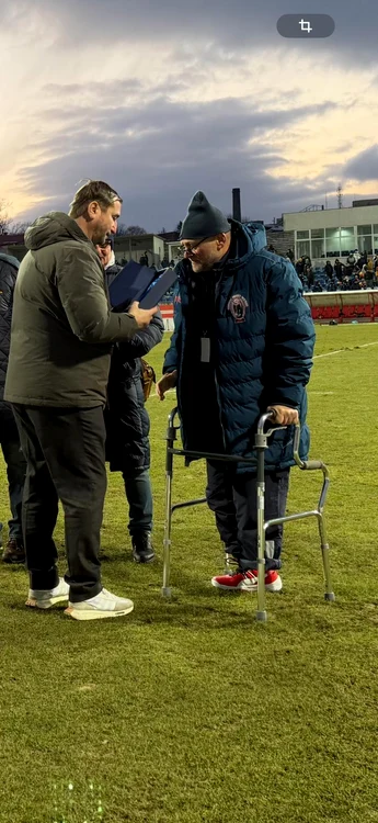 Profesorul Popa, premiat de Alin Petrache, președintele FR Rugby 