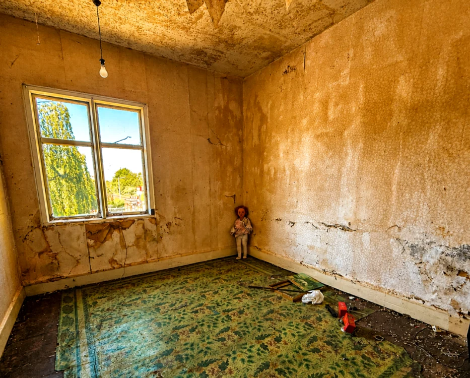 O păpușă de cârpă se afla într-un colț al sufrageriei