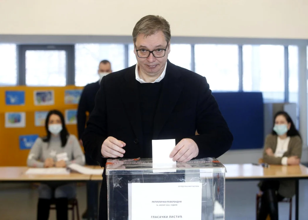Preşedintele sârb Aleksandar Vucici votând la referendumul privind reforma justiţiei FOTO EPA-EFE