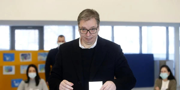 Aleksandar Vucici votand la referendumul privind reforma justitiei FOTO EPA-EFE