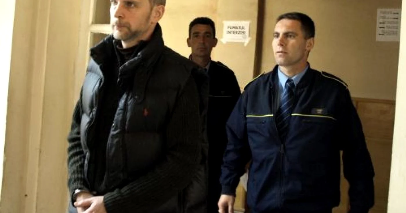 Aurel Enea (în cătuşe), autorul unei crime oripilante.Foto: D. G.