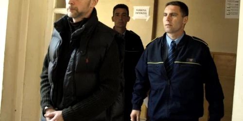 Aurel Enea (în cătuşe), autorul unei crime oripilante.Foto: D. G.