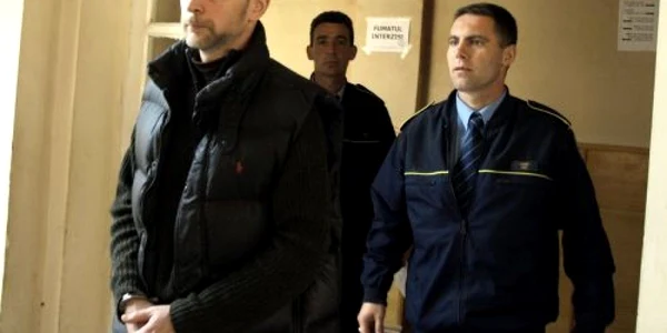 Aurel Enea (în cătuşe), autorul unei crime oripilante.Foto: D. G.