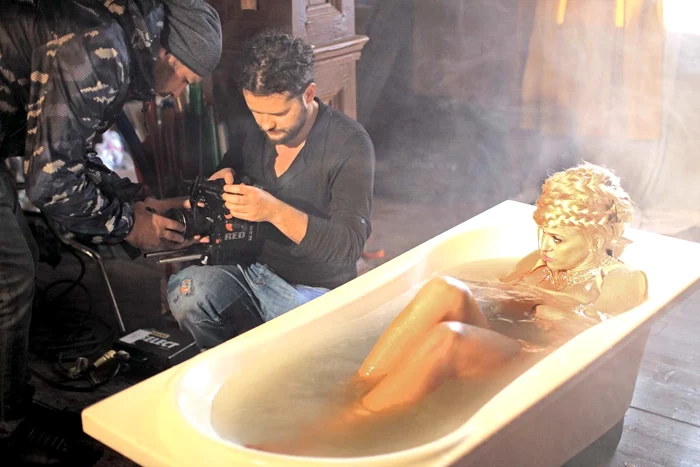 
    Regizorul Alex Ceaușu  a filmat-o pe Anda  goală, în cadă   