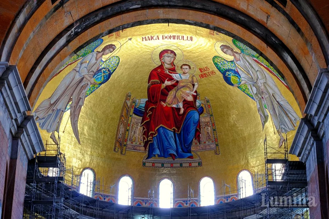 
    În interior a fost realizată prin metoda mozaic, o icoană imensă care o reprezintă pe Maica Domnului cu prunculFoto: basilica.ro  